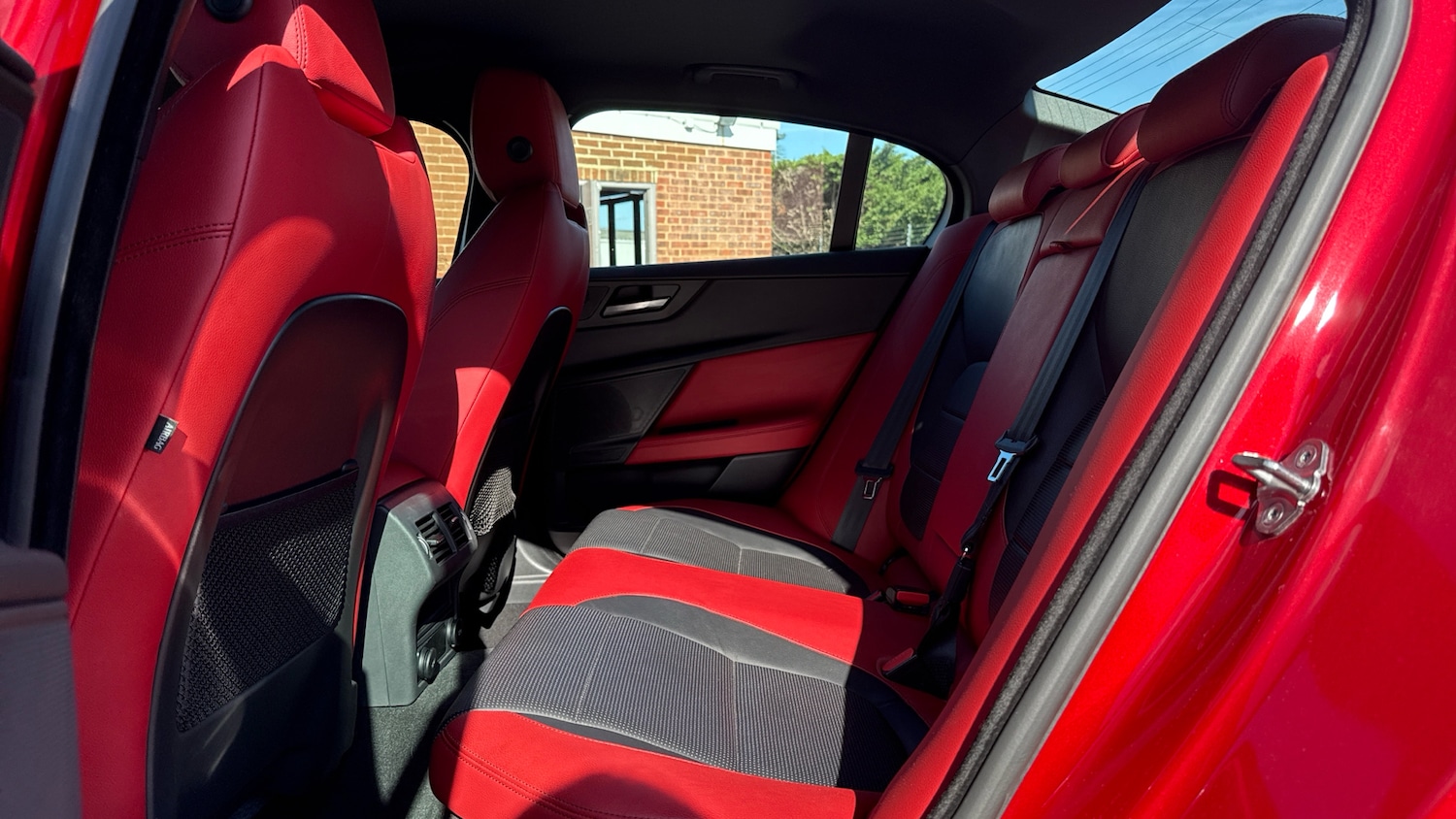 Used Jaguar XE 2016 for sale - 76119582: Photo 4