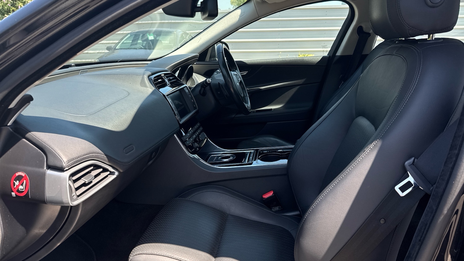 Used Jaguar XE 2015 for sale - 76106997: Photo 3