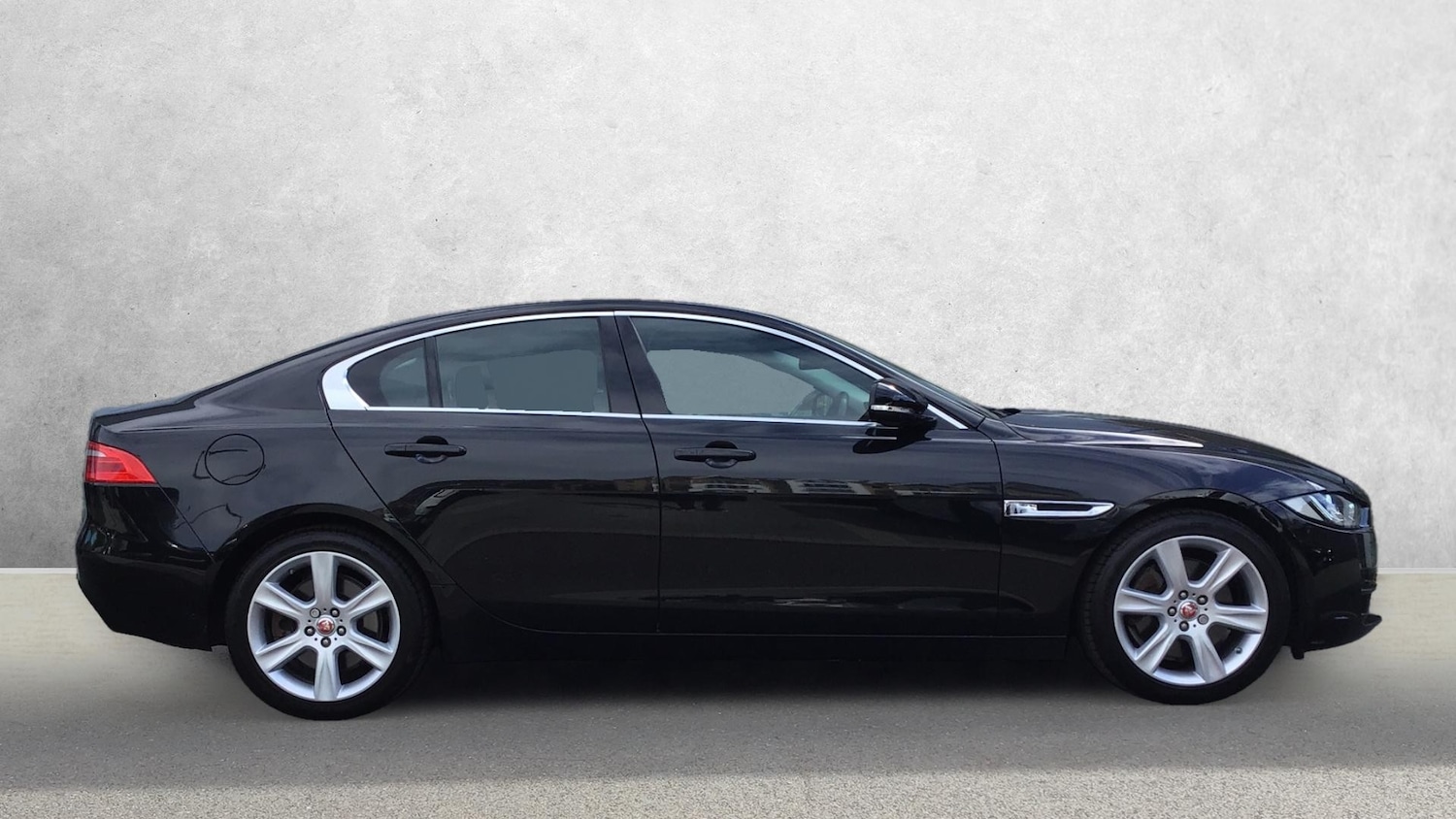 Used Jaguar XE 2015 for sale - 76106997: Photo 5