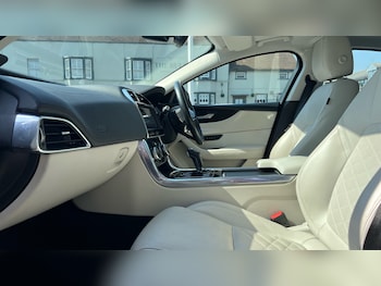 Used Jaguar XE 2020 for sale - 79010674: Photo