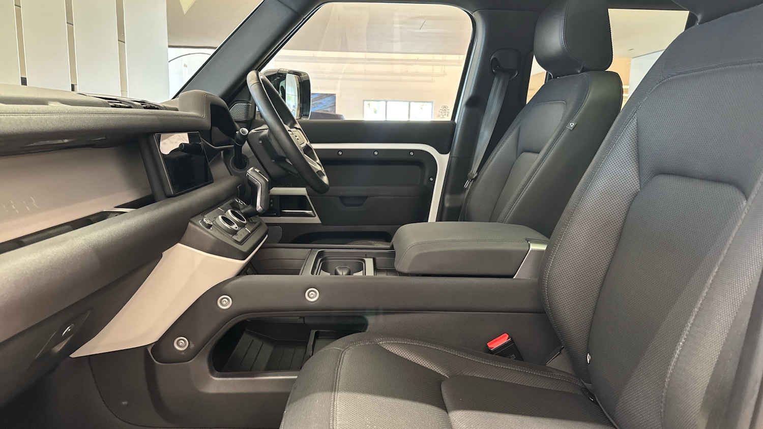 Used Land Rover Defender 2022 for sale - 76699590: Photo 3