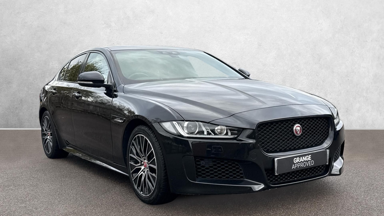 Used Jaguar XE 2019 for sale - 76687035: Photo 1