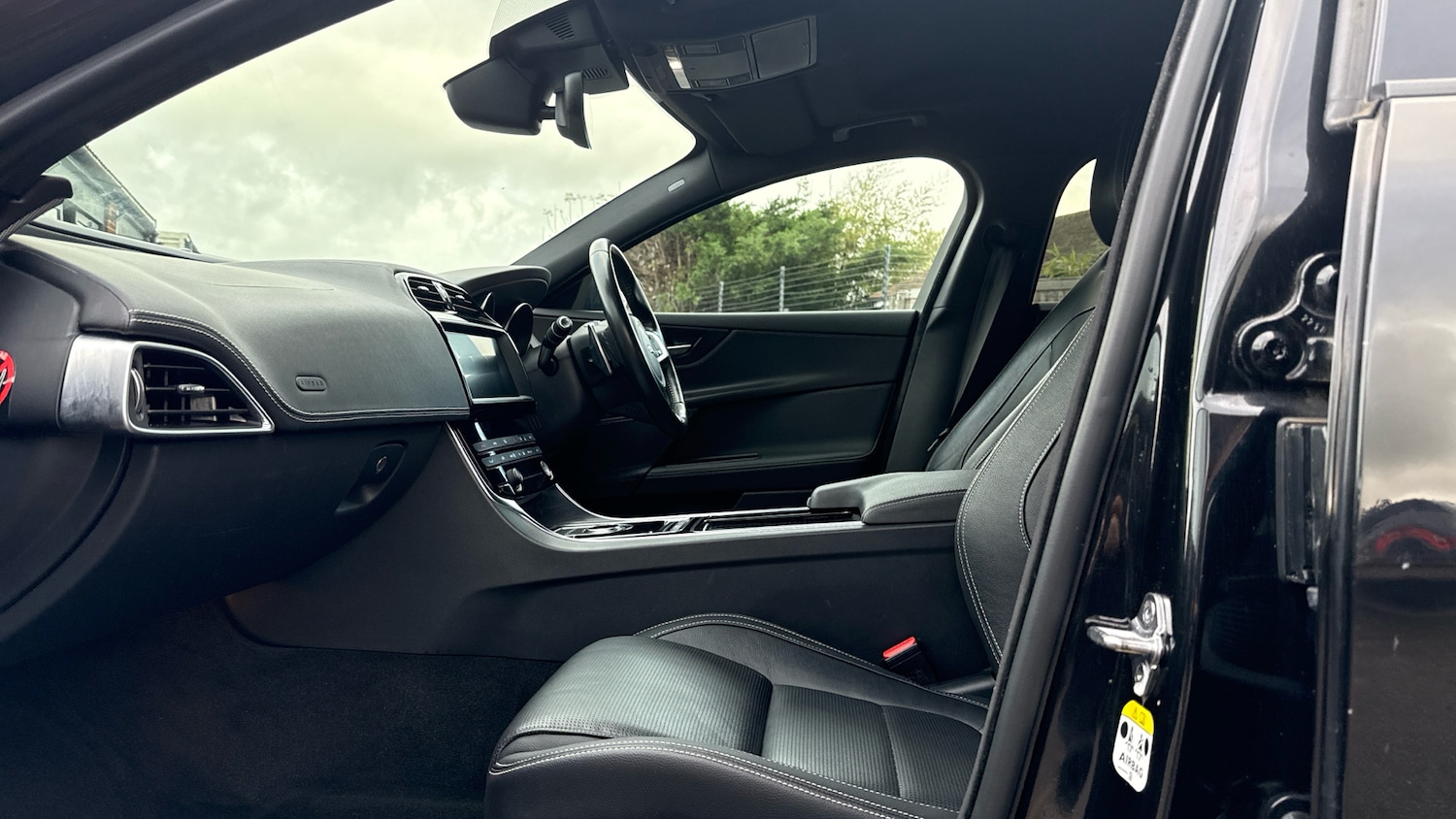 Used Jaguar XE 2019 for sale - 76687035: Photo 3