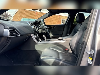 Used Jaguar XE 2021 for sale - 76119575: Photo