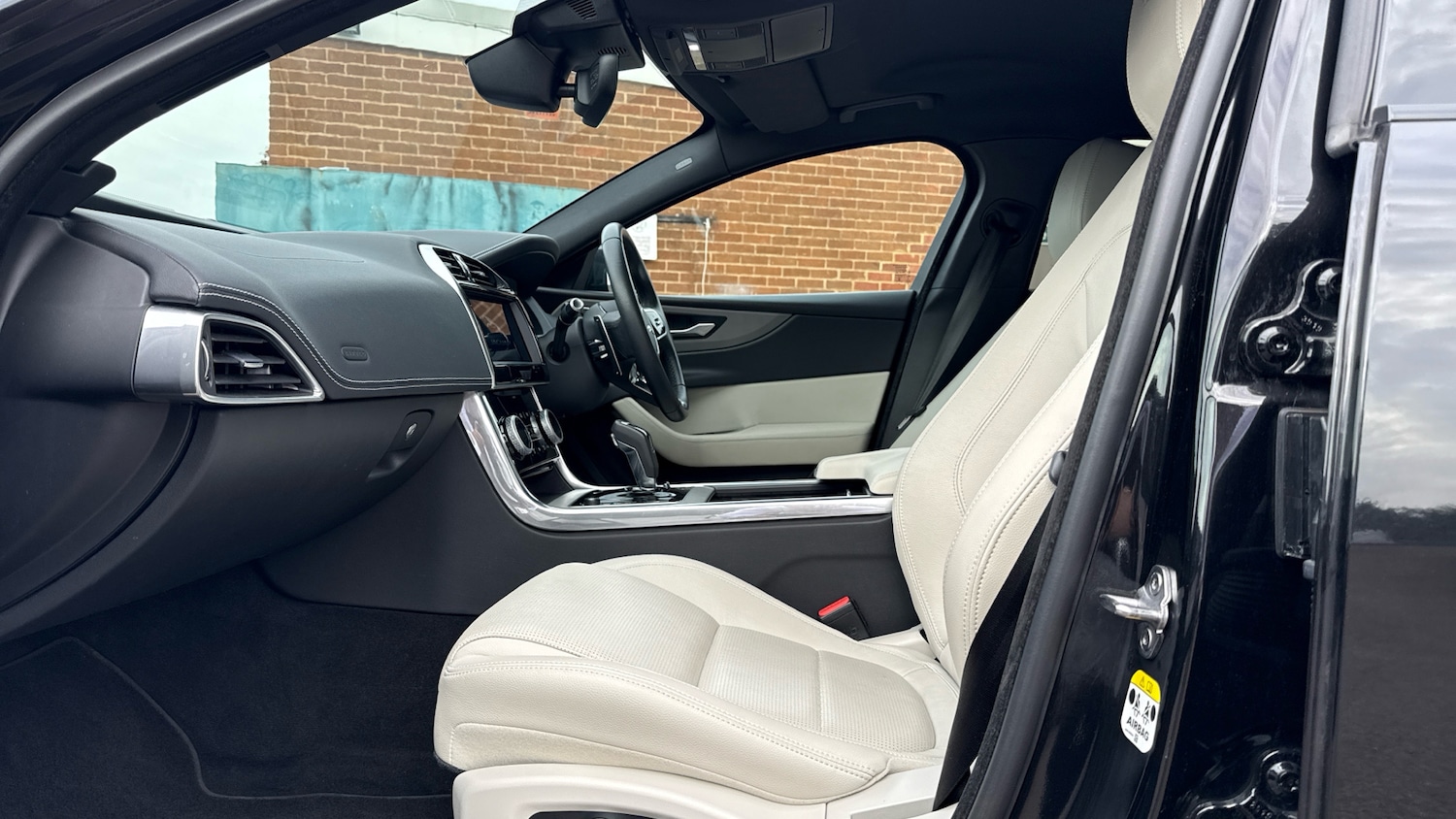 Used Jaguar XE 2020 for sale - 76119573: Photo 3