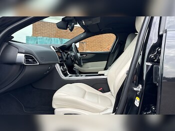 Used Jaguar XE 2020 for sale - 76119573: Photo