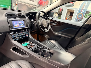 Used Jaguar F-Pace 2016 for sale - 78260464: Photo