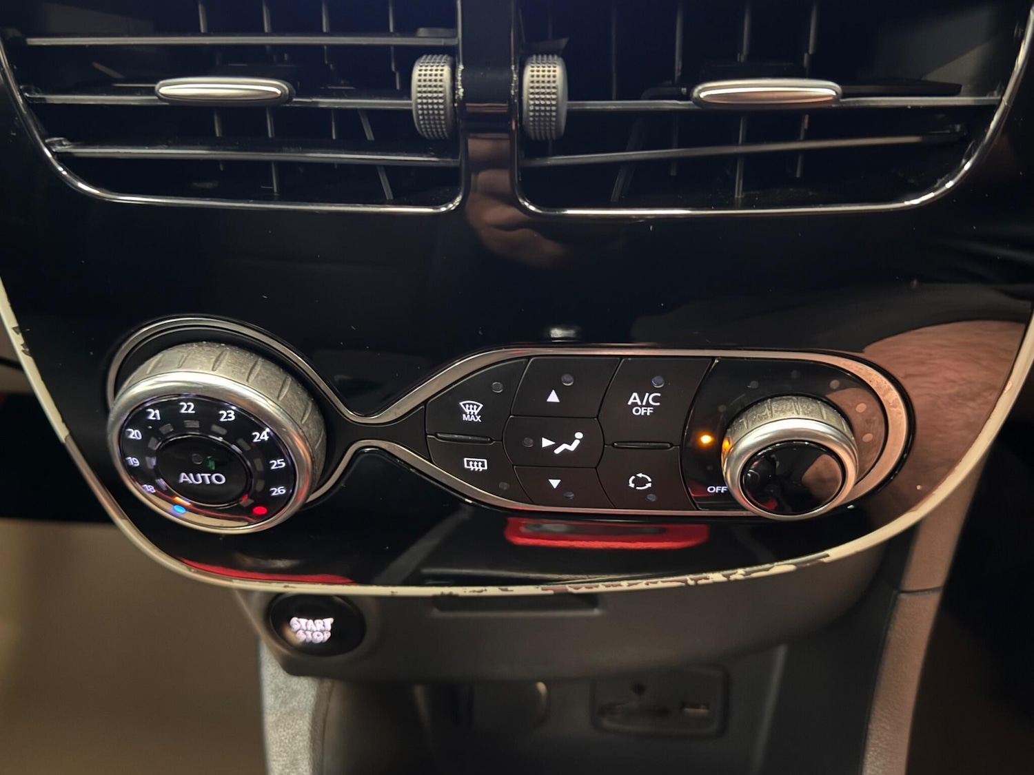 Used Renault Clio 2015 for sale - 76153174: Photo 26