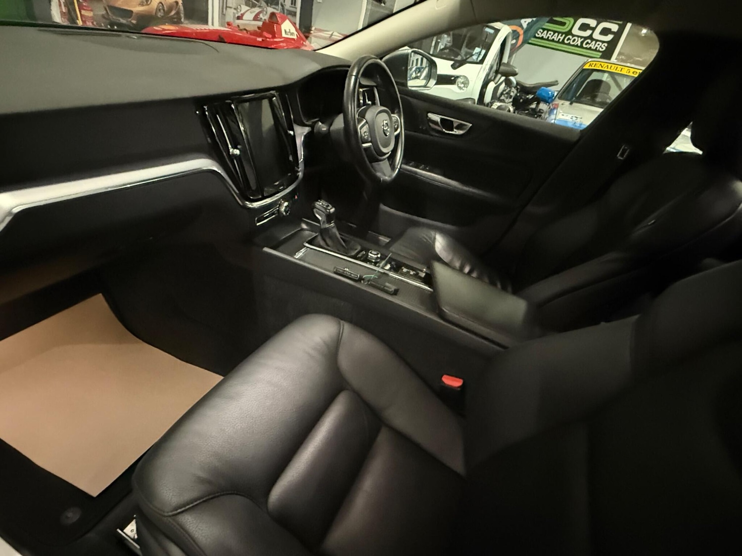 Used Volvo V60 2020 for sale - 76742664: Photo 2