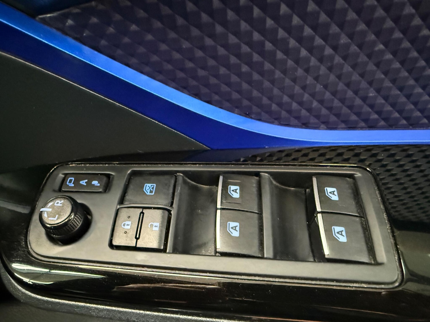 Used Toyota C-HR 2018 for sale - 76175080: Photo 31