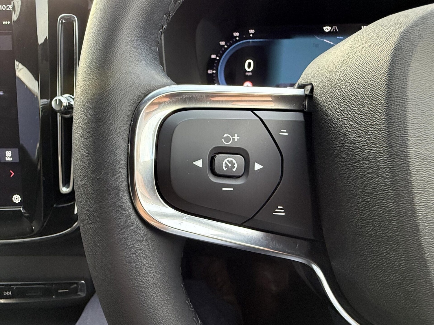 Used Volvo XC40 2023 for sale - 76518549: Photo 24