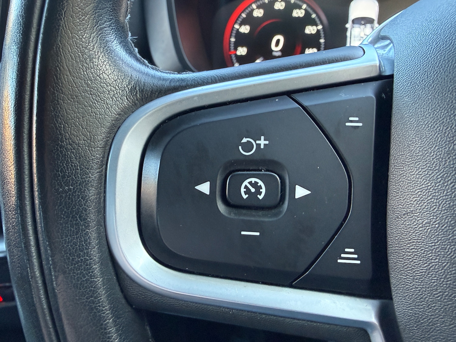 Used Volvo XC60 2018 for sale - 77208240: Photo 22