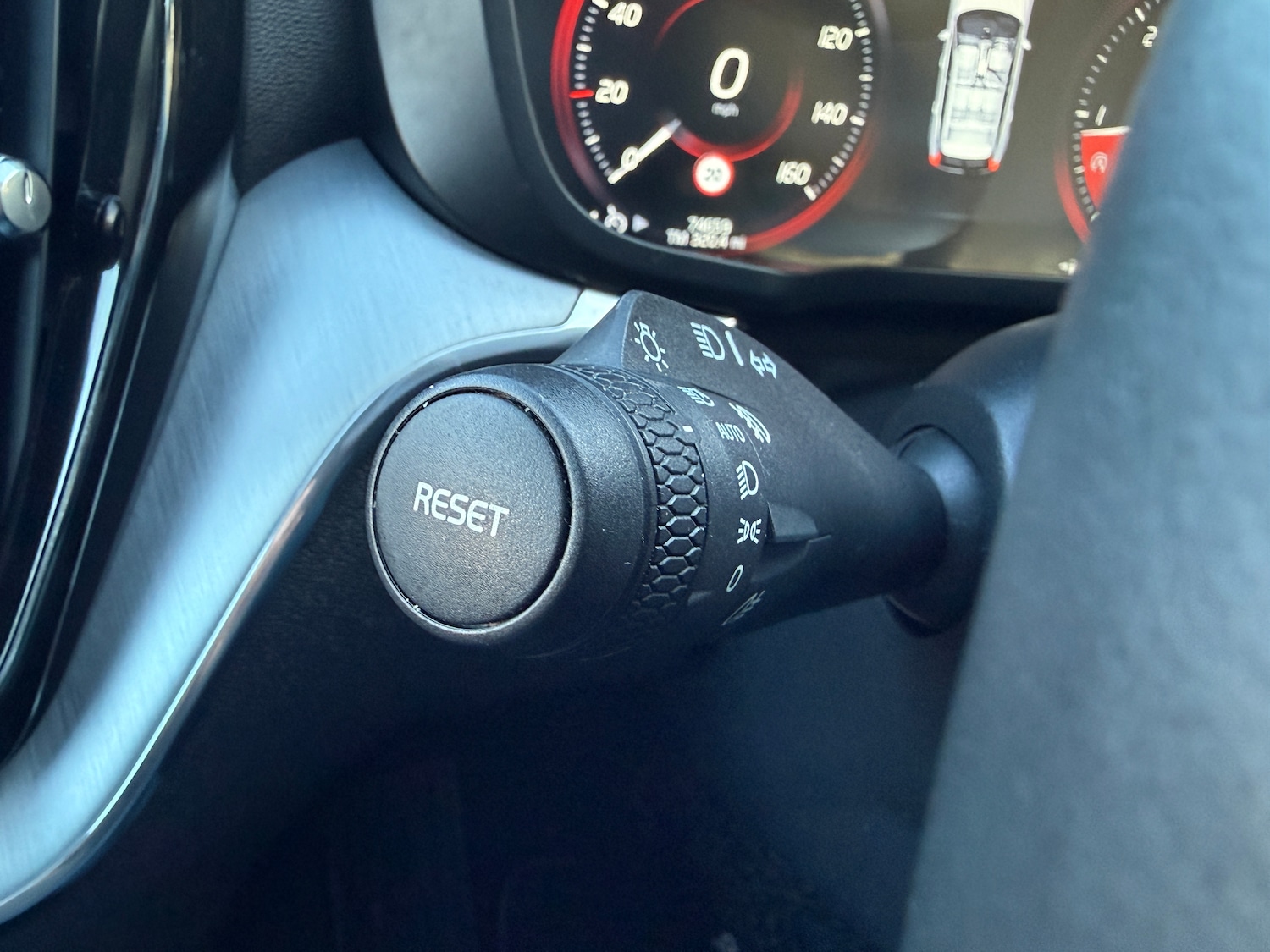 Used Volvo XC60 2018 for sale - 77208240: Photo 25