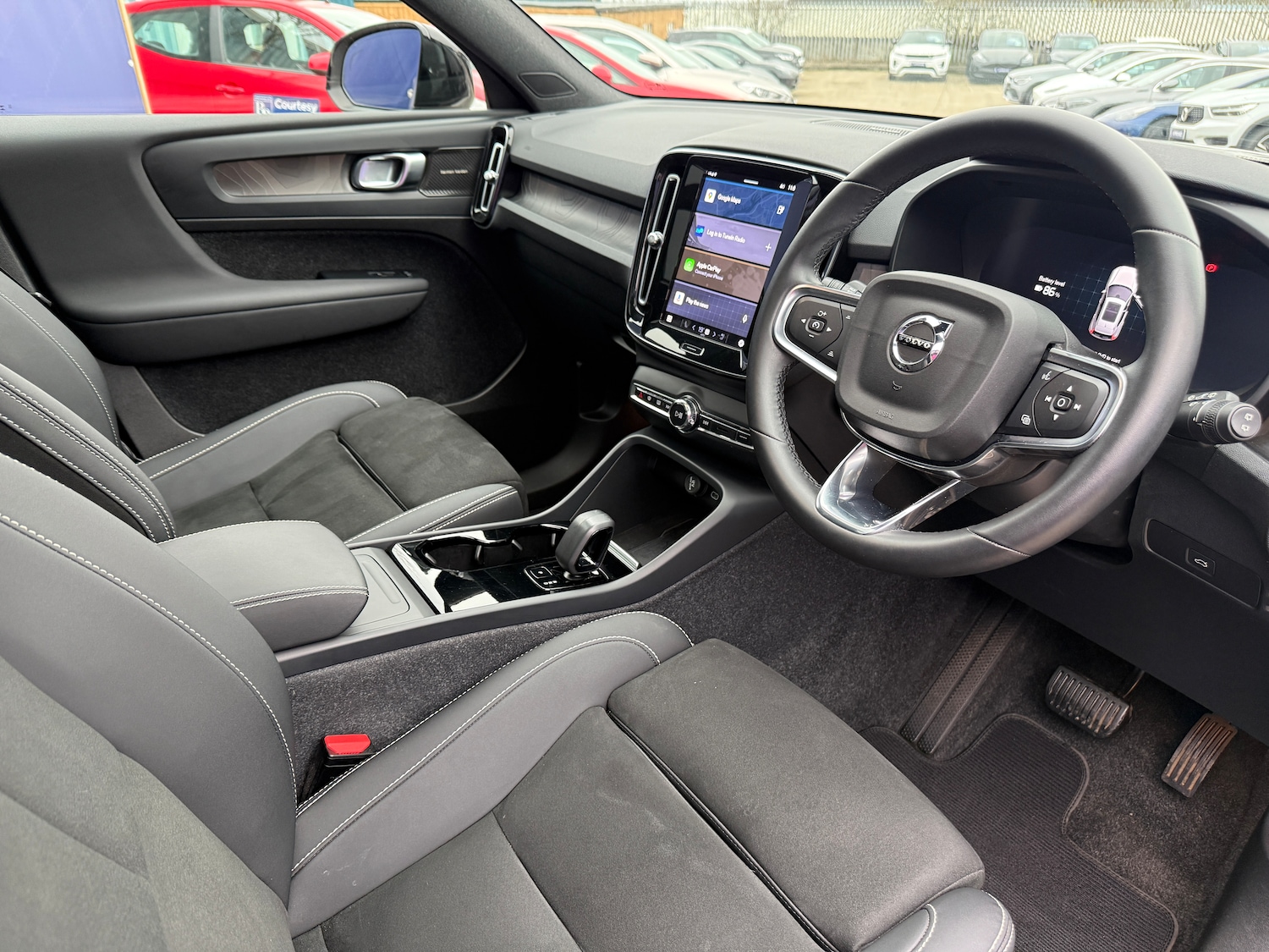 Used Volvo XC40 2023 for sale - 77208225: Photo 2