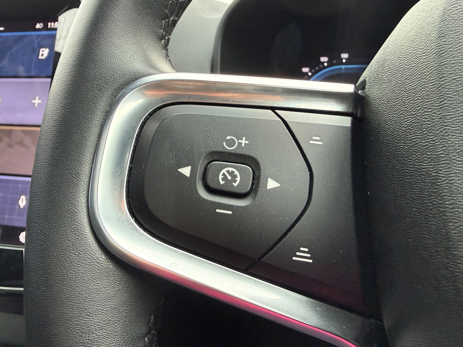 Used Volvo XC40 2023 for sale - 77208225: Photo 32