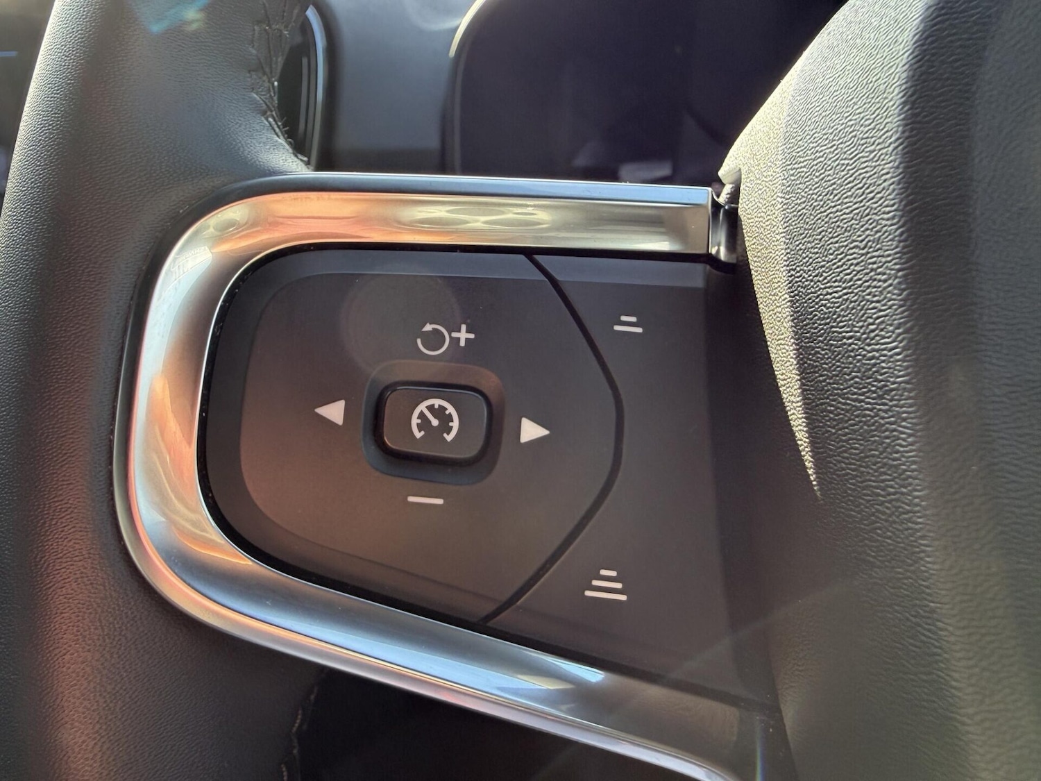 Used Volvo XC40 2023 for sale - 77947179: Photo 37