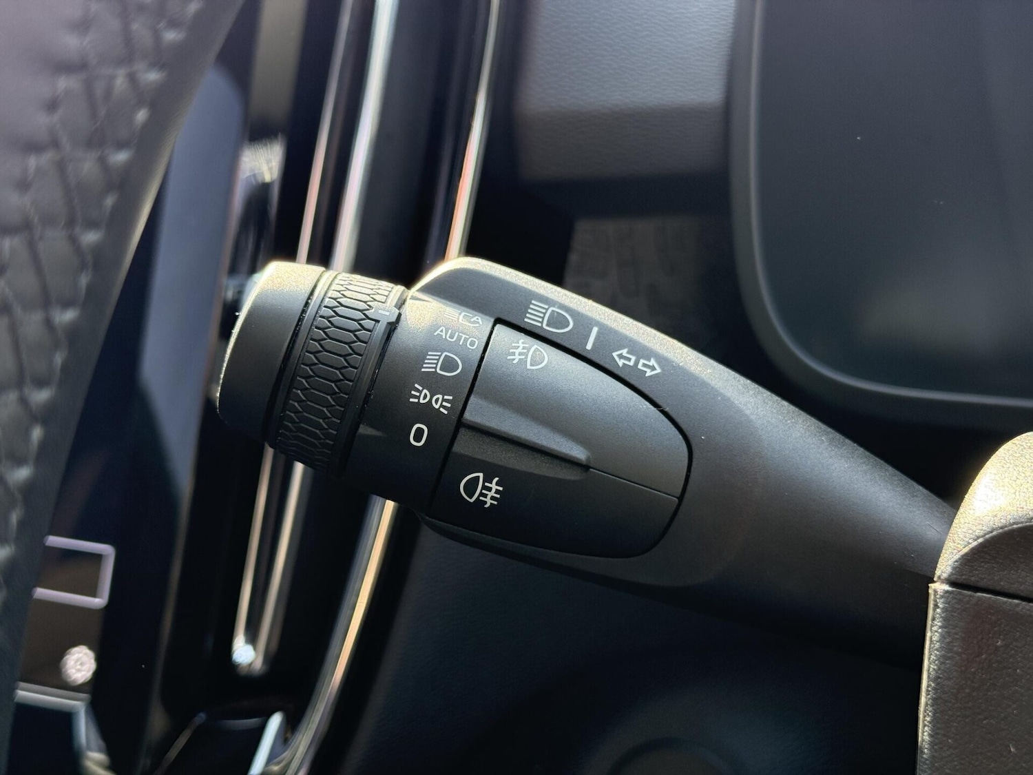 Used Volvo XC40 2023 for sale - 77947179: Photo 39