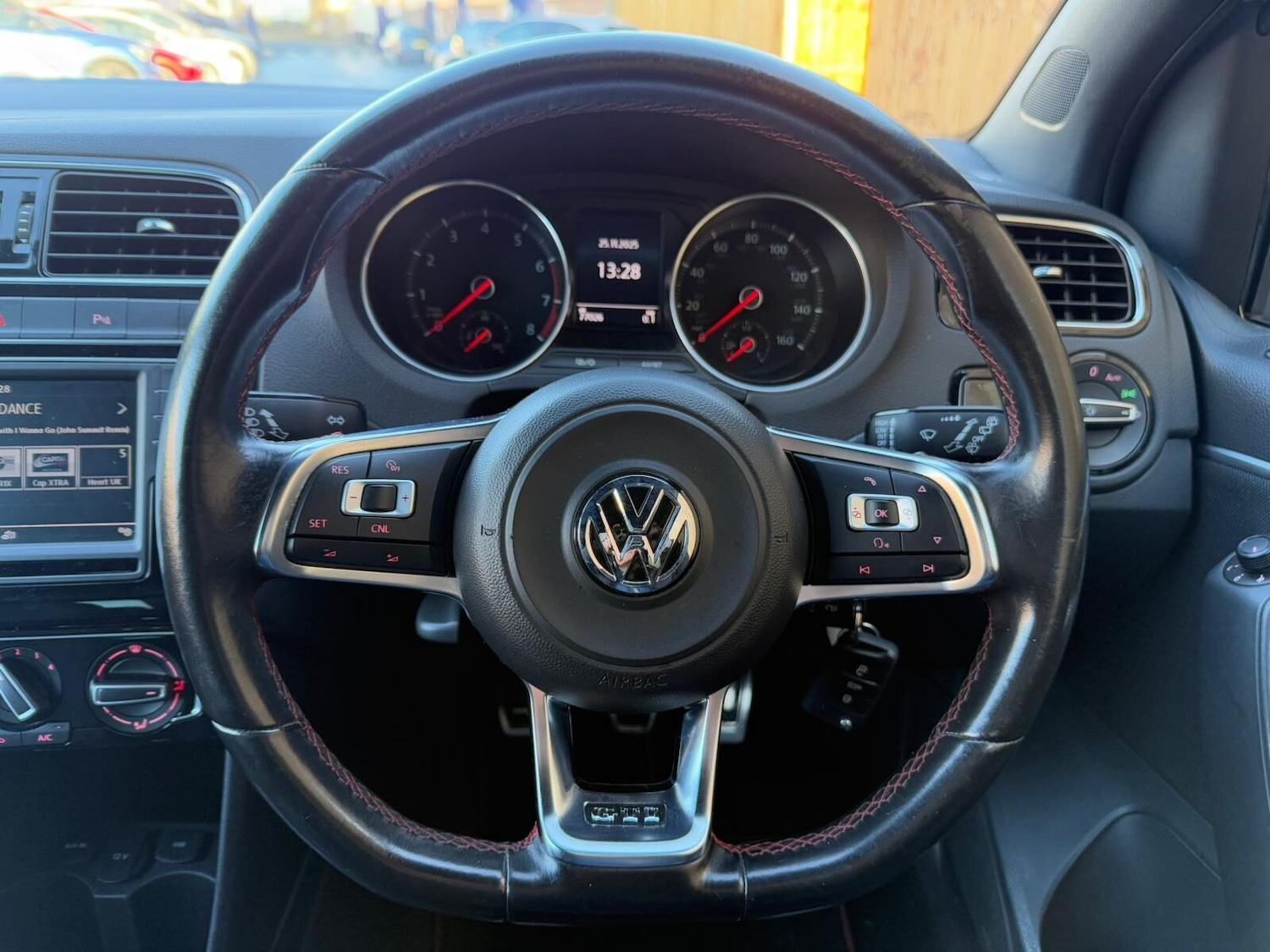 Used Volkswagen Polo 2015 for sale - 76739402: Photo 28