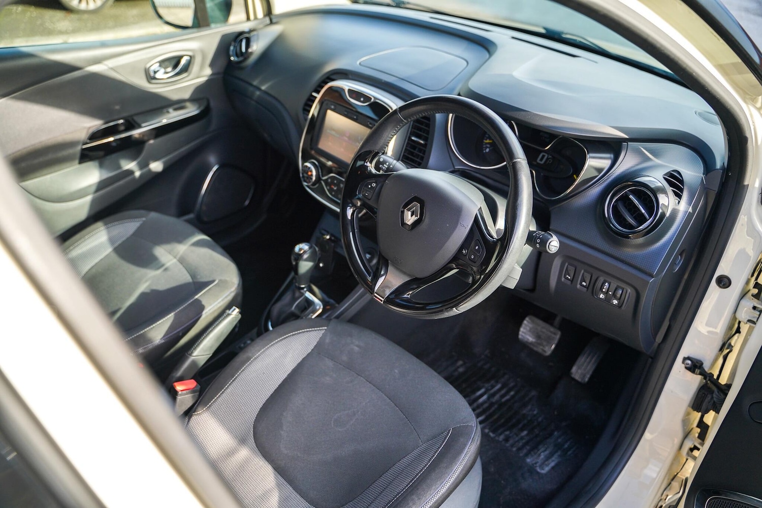 Used Renault Captur 2015 for sale - 76633077: Photo 28