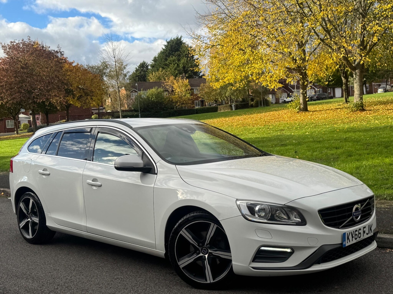 Used Volvo V60 2016 for sale - 76348773: Photo 1