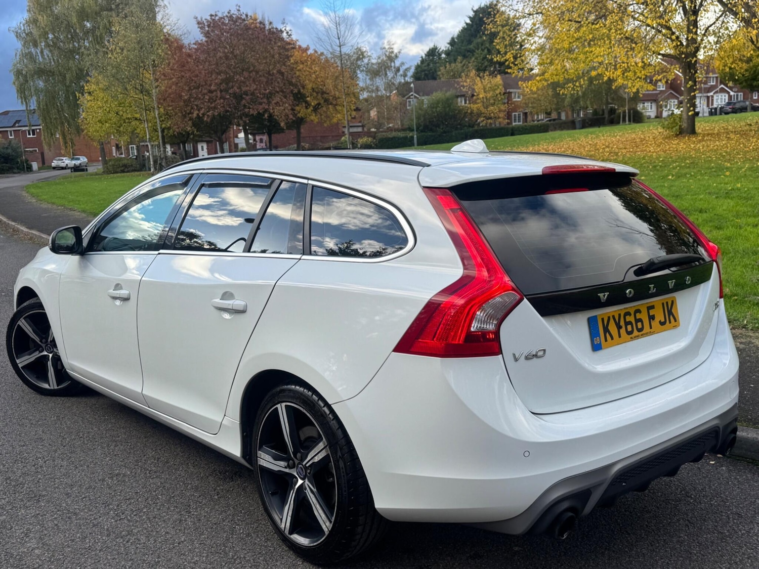 Used Volvo V60 2016 for sale - 76348773: Photo 2