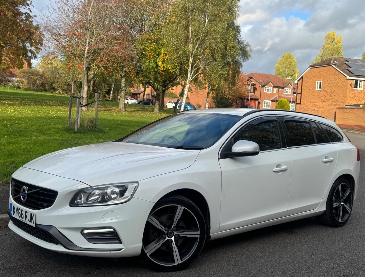 Used Volvo V60 2016 for sale - 76348773: Photo 6