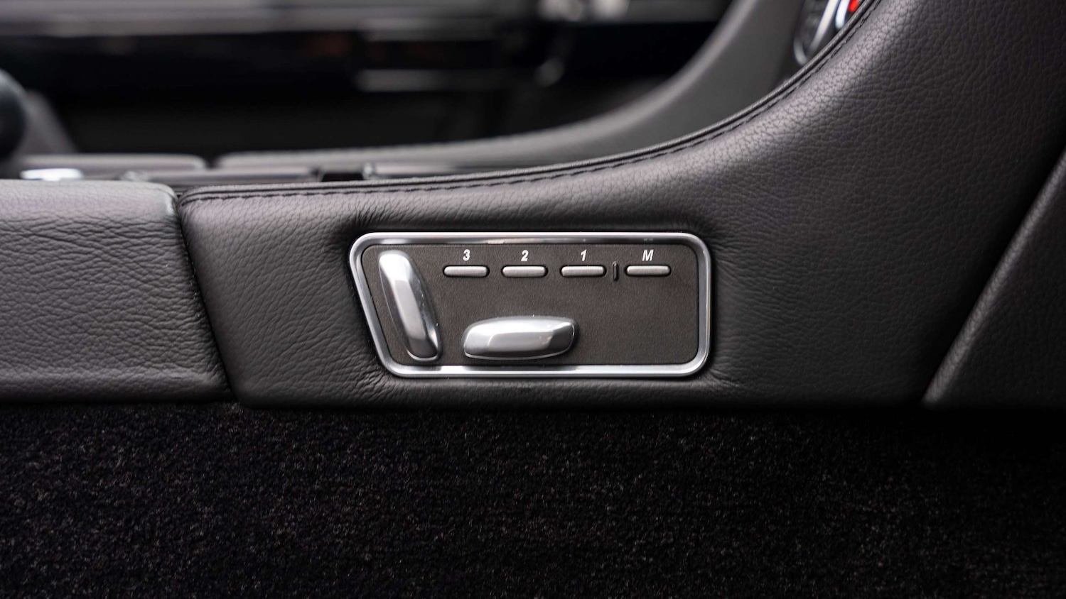 Used Aston Martin DB9 2017 for sale - 76827500: Photo 25