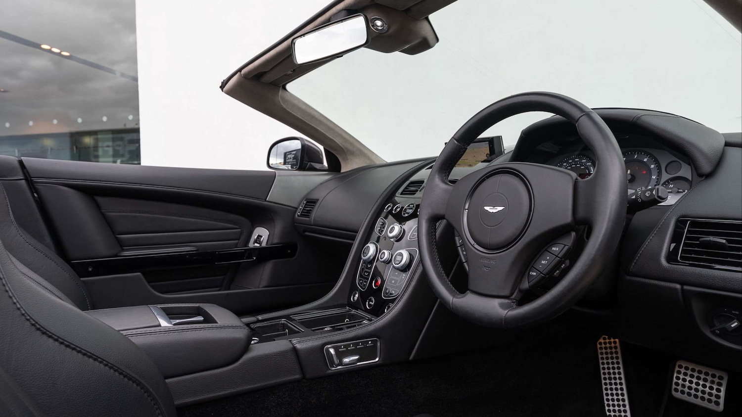 Used Aston Martin DB9 2017 for sale - 76827500: Photo 3