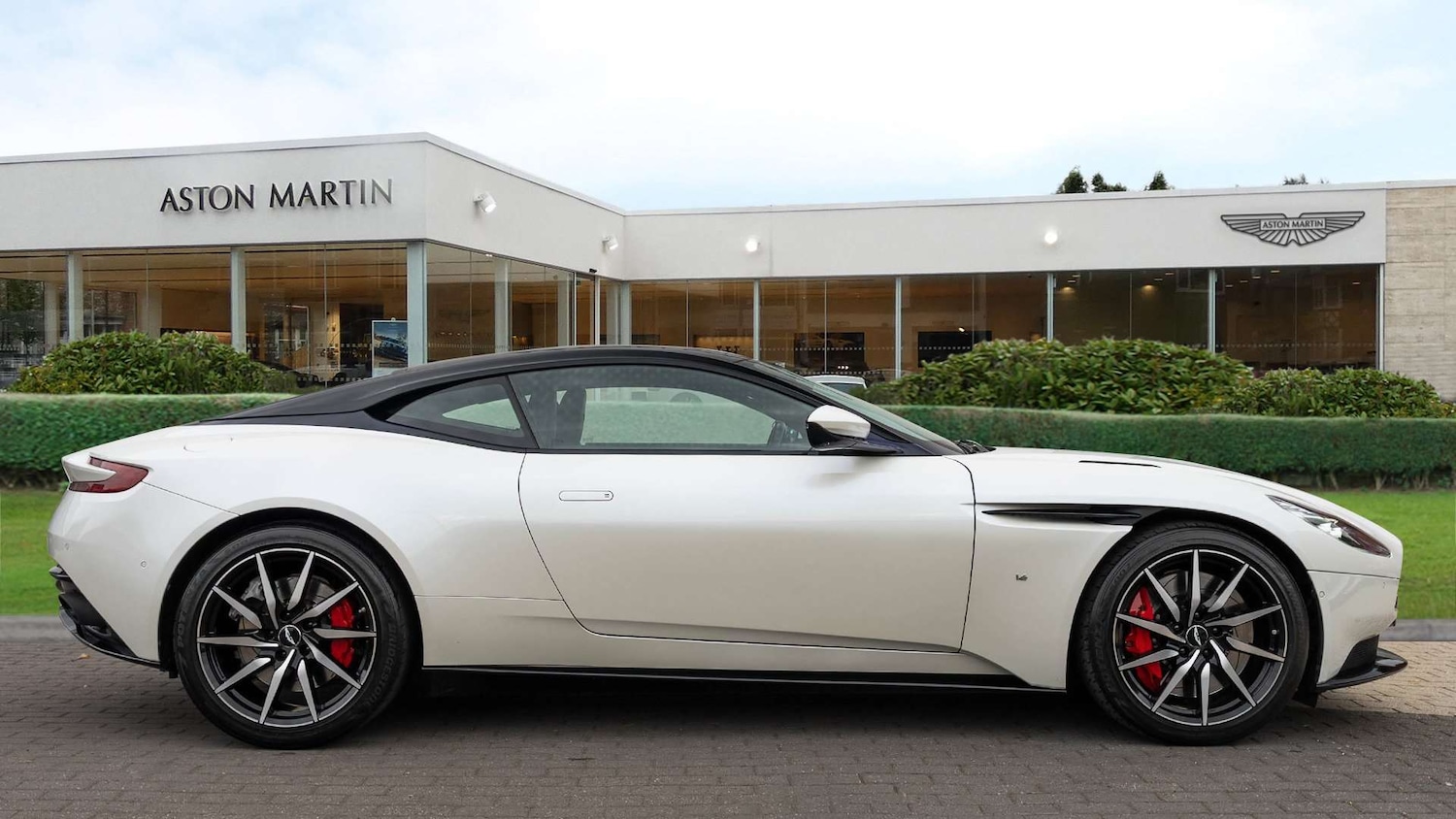 Used Aston Martin DB11 2017 for sale - 76705007: Photo 13