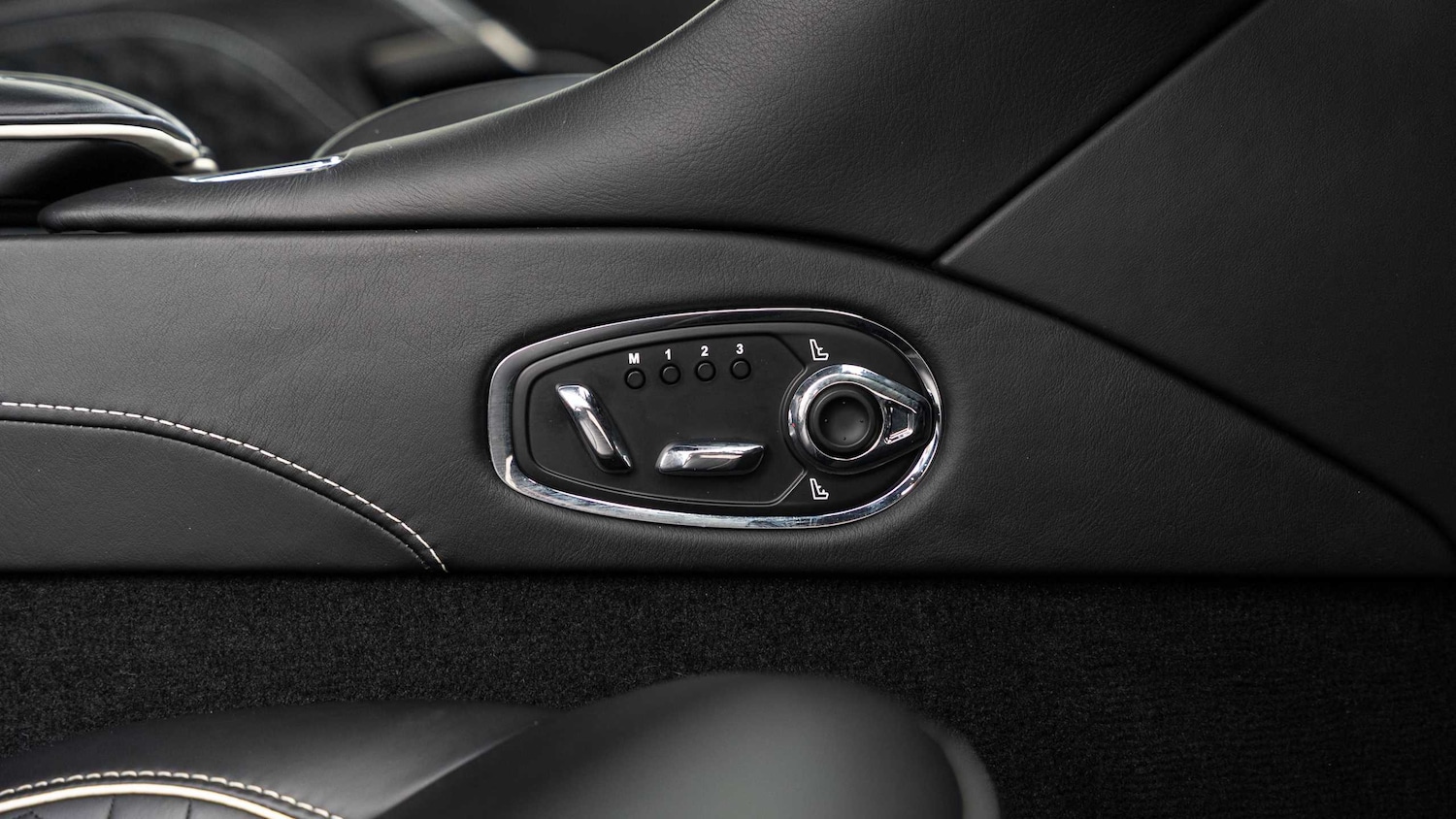 Used Aston Martin DBS 2020 for sale - 77257301: Photo 12