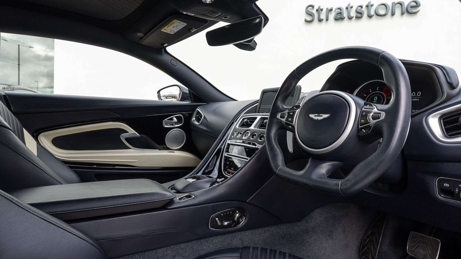 Used Aston Martin DB11 for sale - 76351629: Photo 3