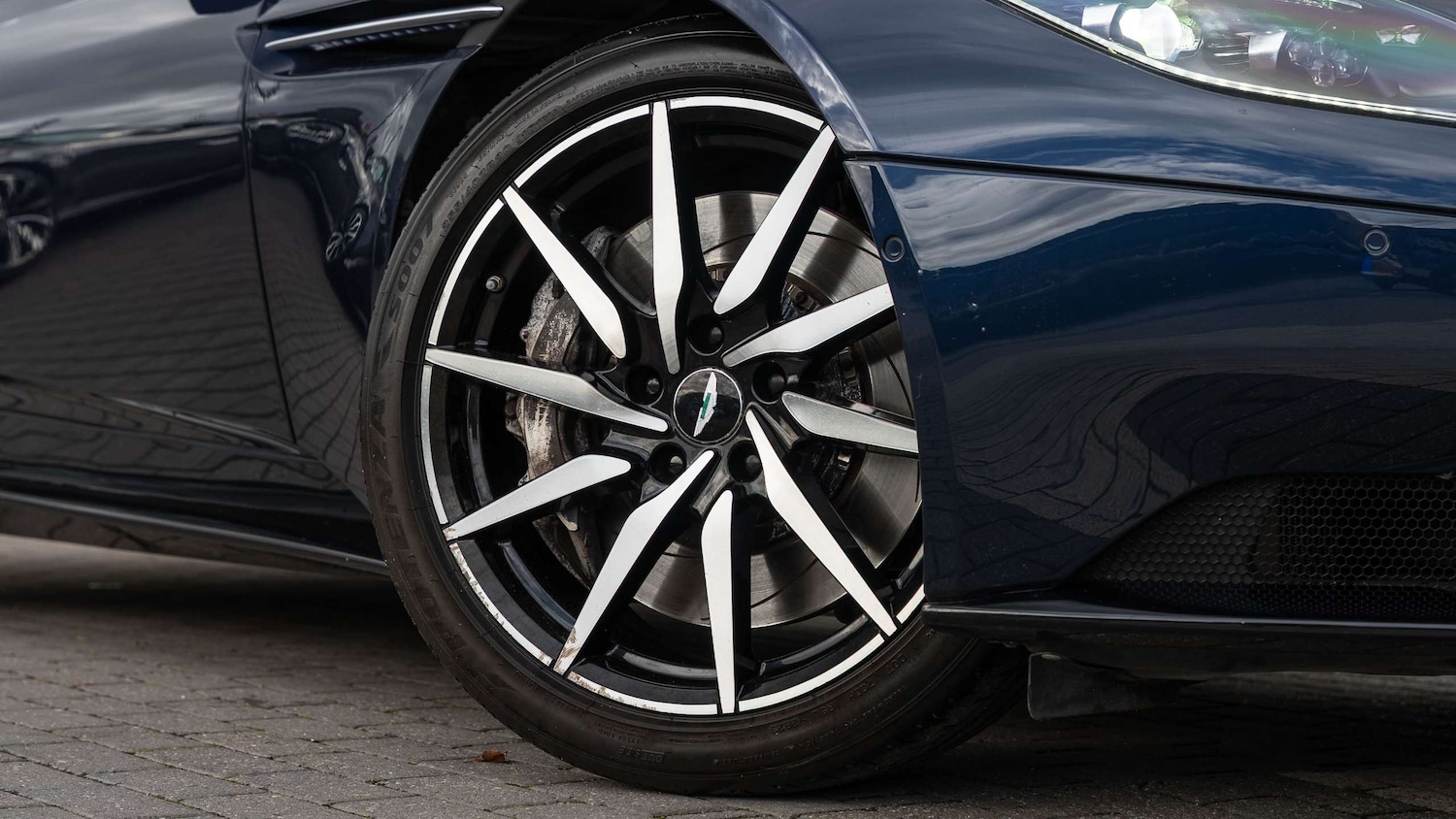 Used Aston Martin DB11 for sale - 76351629: Photo 4