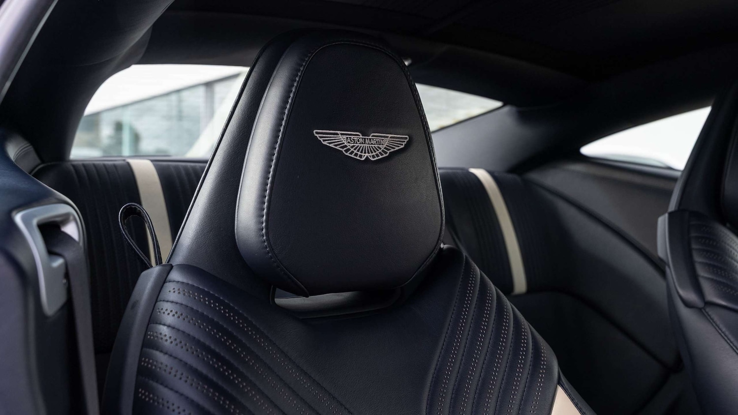 Used Aston Martin DB11 for sale - 76351629: Photo 5