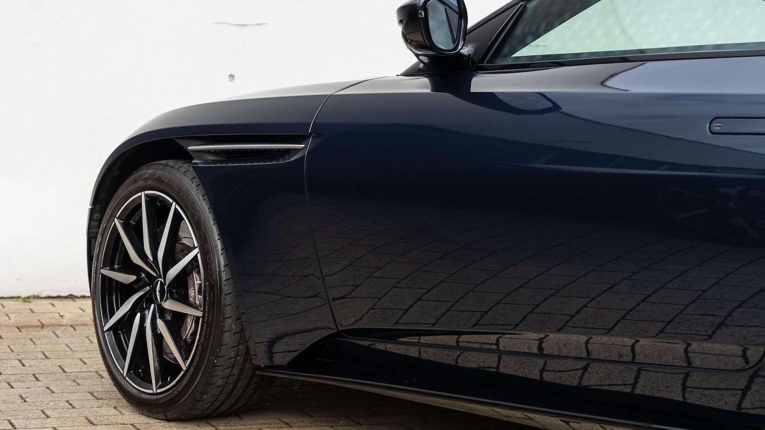Used Aston Martin DB11 for sale - 76351629: Photo 9