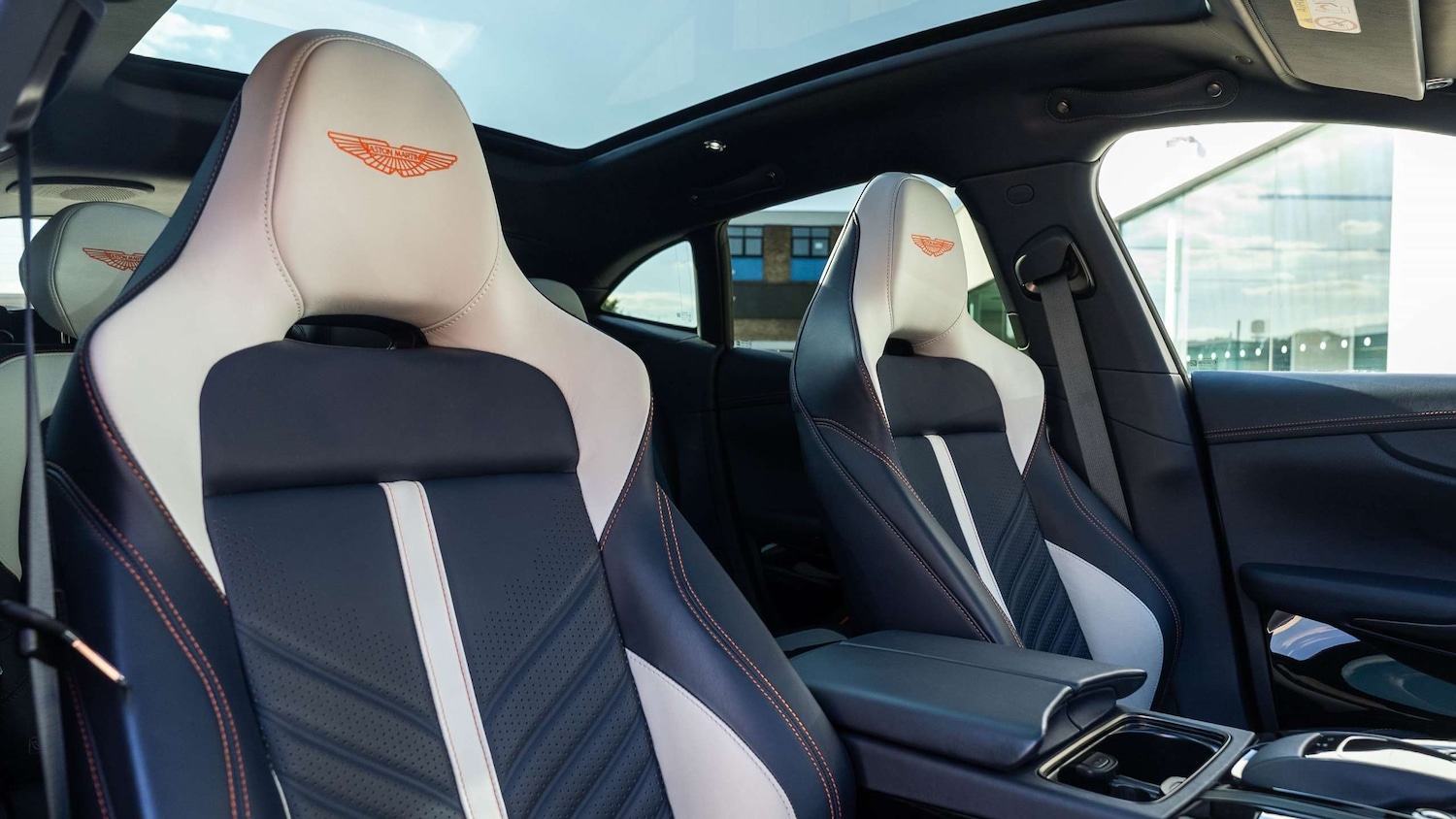 Used Aston Martin DBX 2023 for sale - 76141909: Photo 12