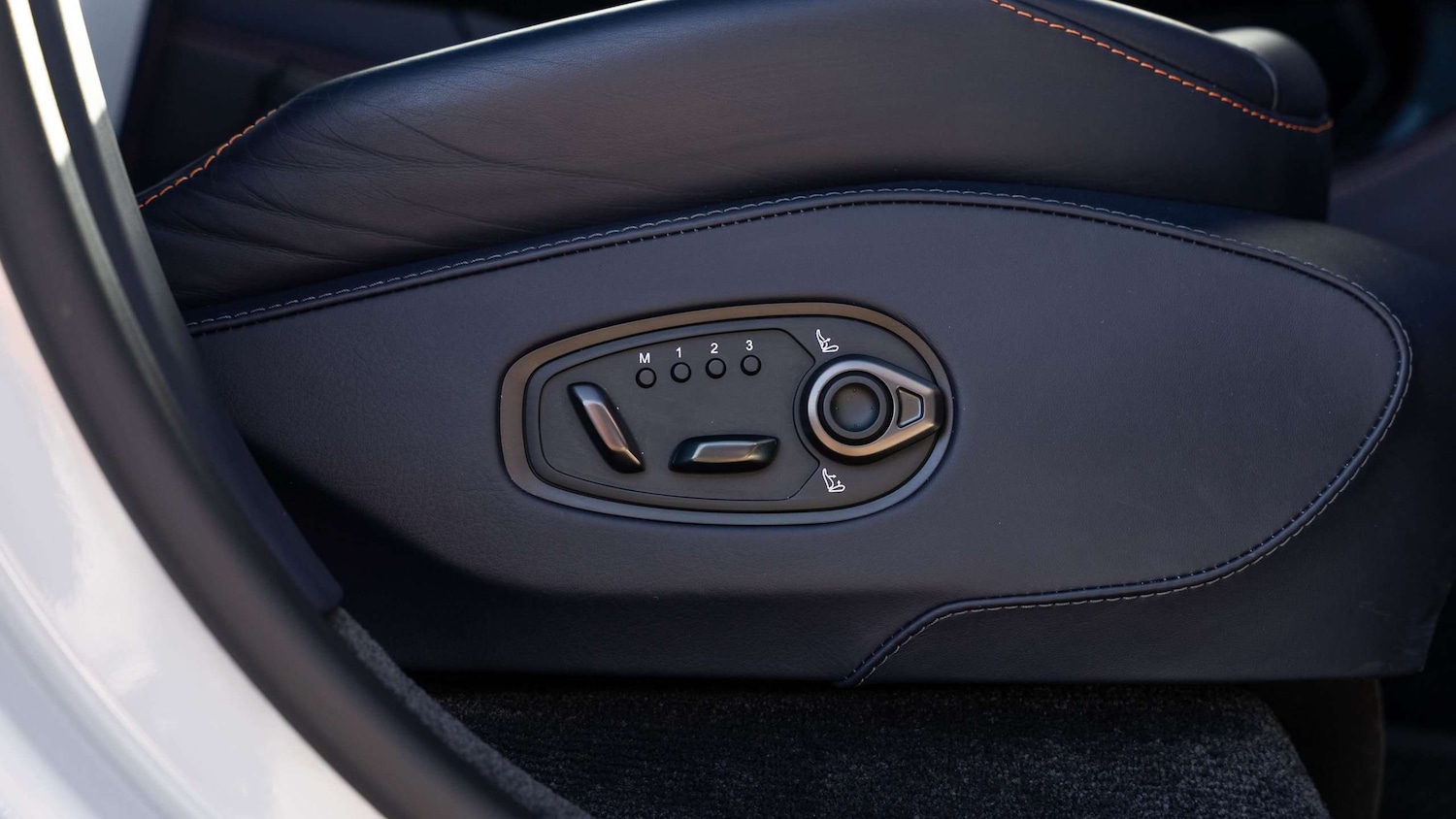 Used Aston Martin DBX 2023 for sale - 76141909: Photo 24