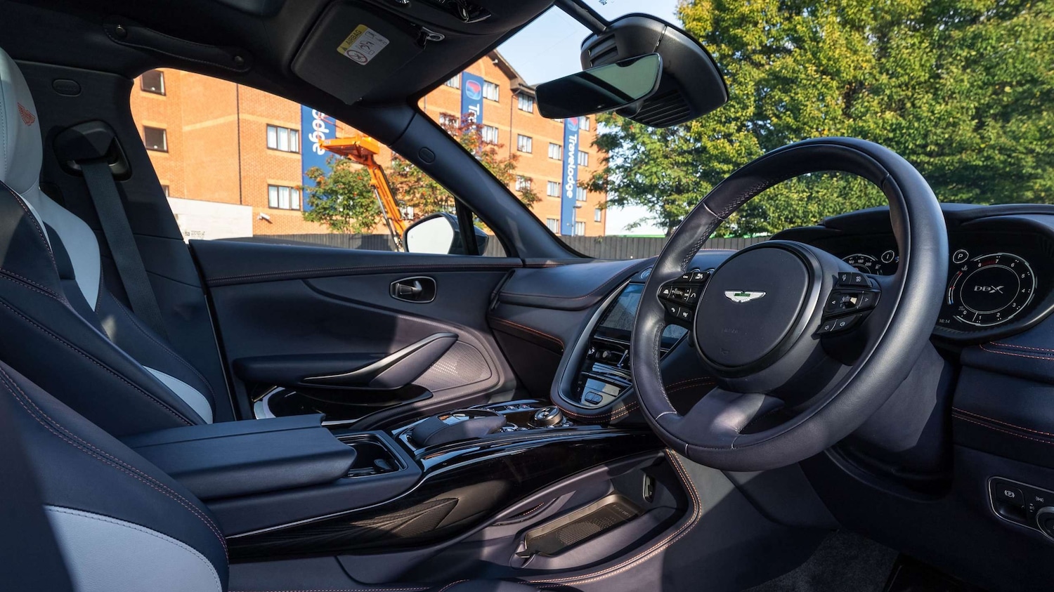 Used Aston Martin DBX 2023 for sale - 76141909: Photo 3