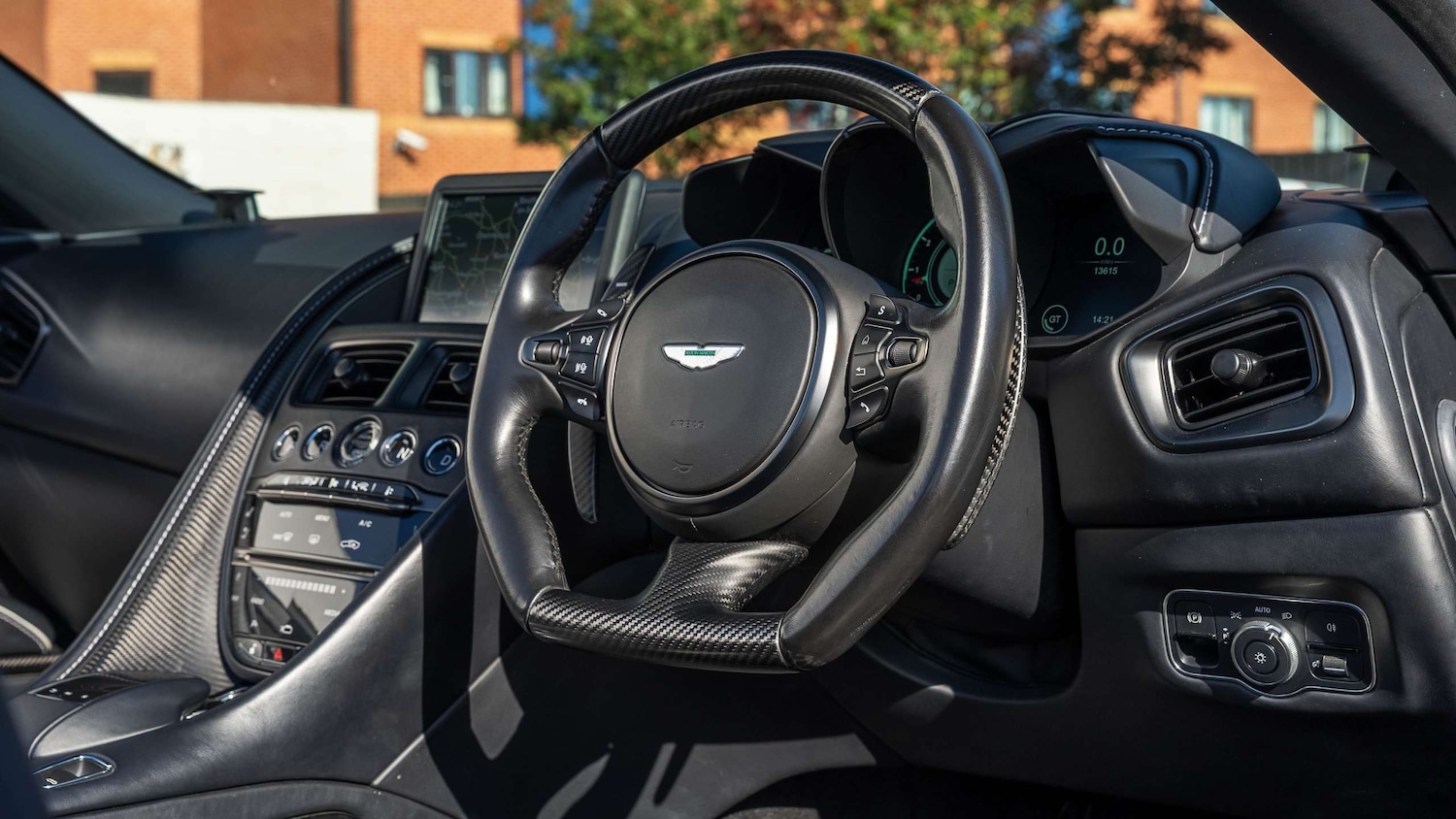 Used Aston Martin DBS 2023 for sale - 76230322: Photo 18