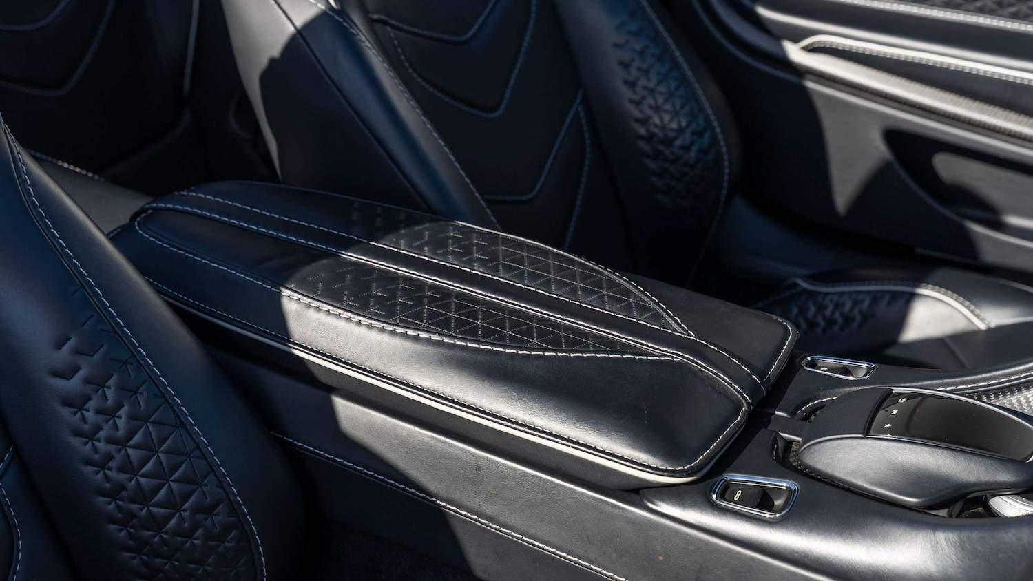 Used Aston Martin DBS 2023 for sale - 76230322: Photo 25