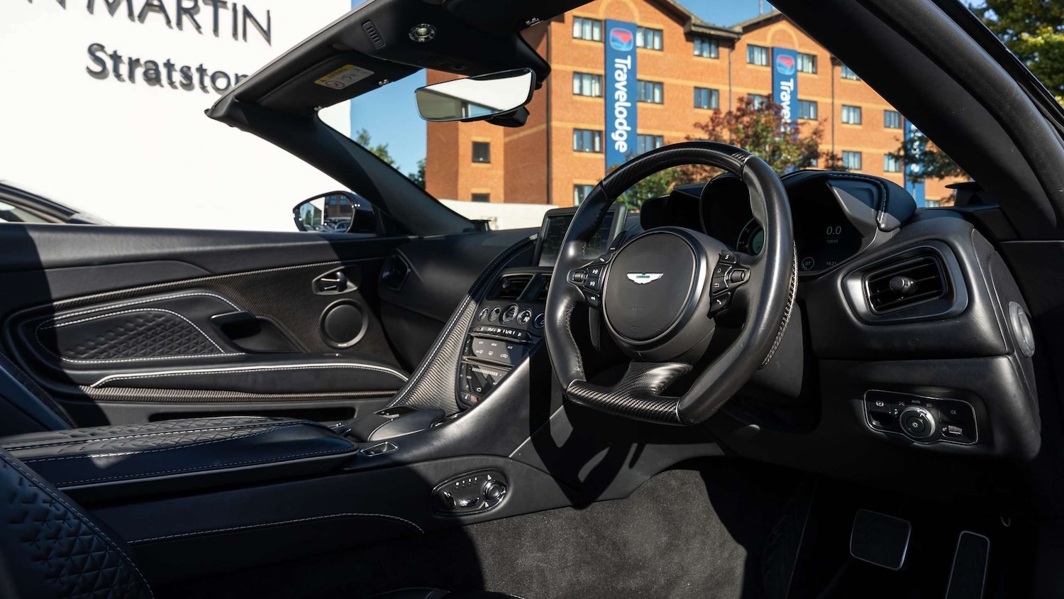 Used Aston Martin DBS 2023 for sale - 76230322: Photo 3