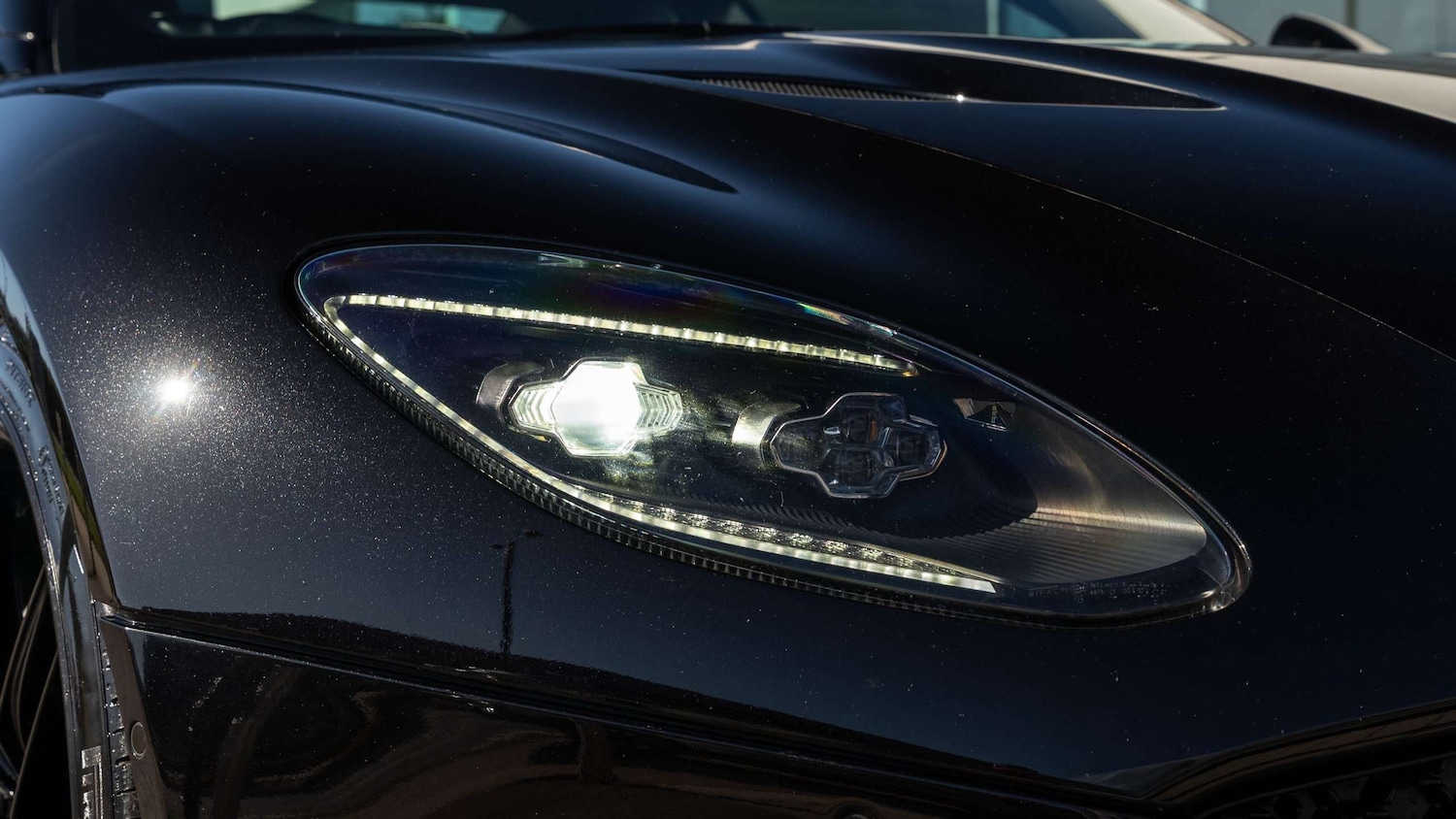 Used Aston Martin DBS 2023 for sale - 76230322: Photo 30