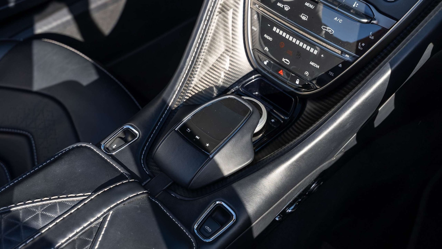 Used Aston Martin DBS 2023 for sale - 76230322: Photo 33