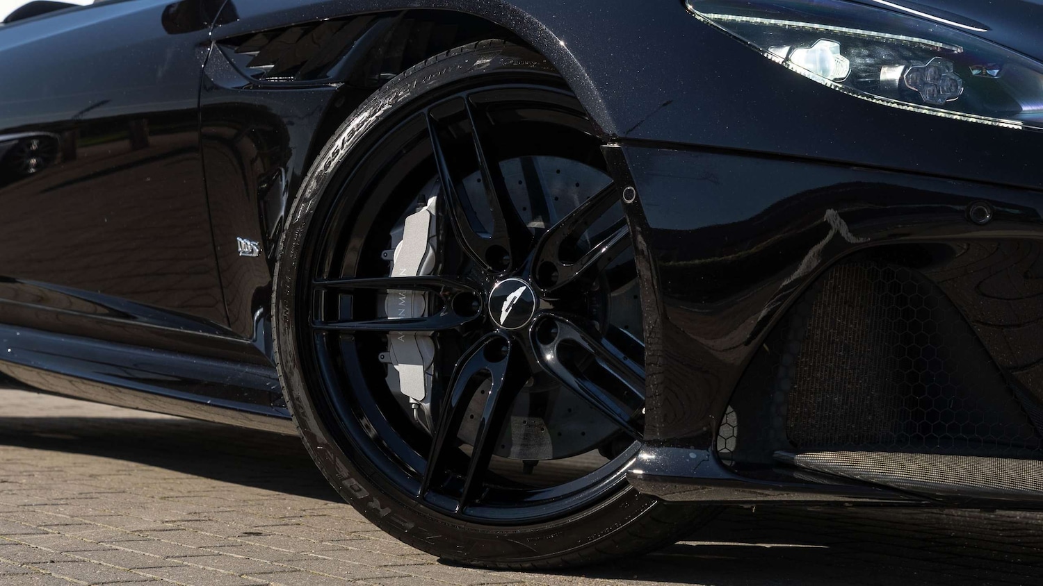 Used Aston Martin DBS 2023 for sale - 76230322: Photo 4