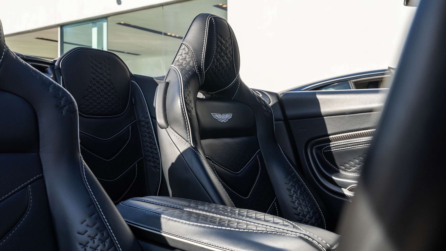 Used Aston Martin DBS 2023 for sale - 76230322: Photo 5