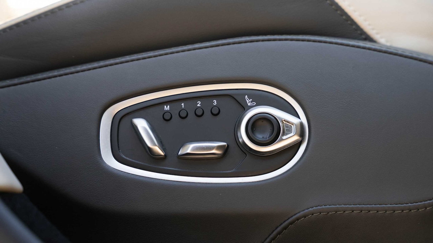 Used Aston Martin DBX 2022 for sale - 76842965: Photo 25