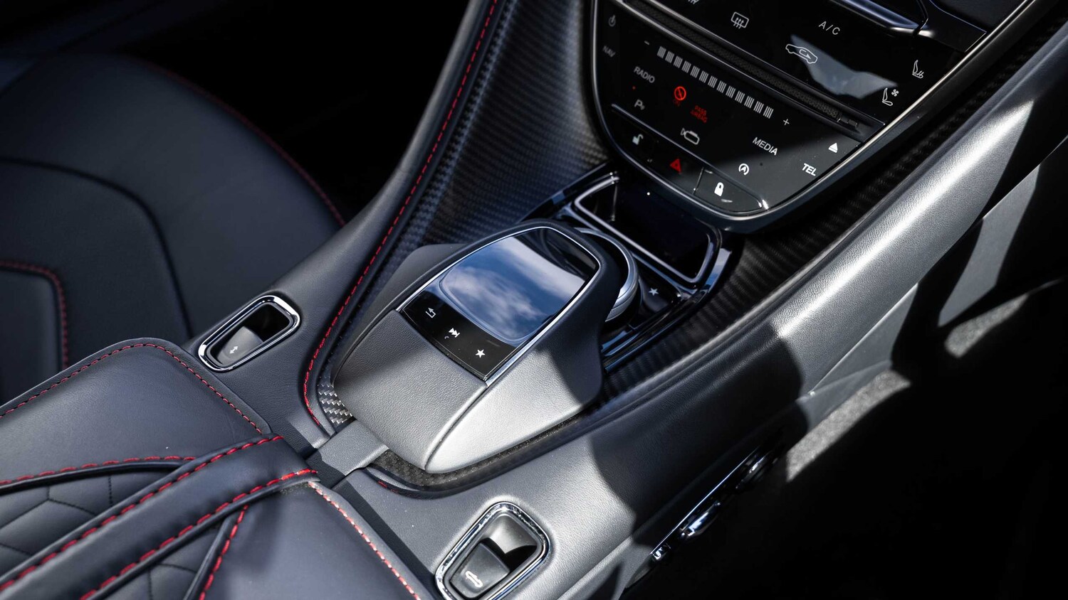 Used Aston Martin DBS 2022 for sale - 78089562: Photo 18