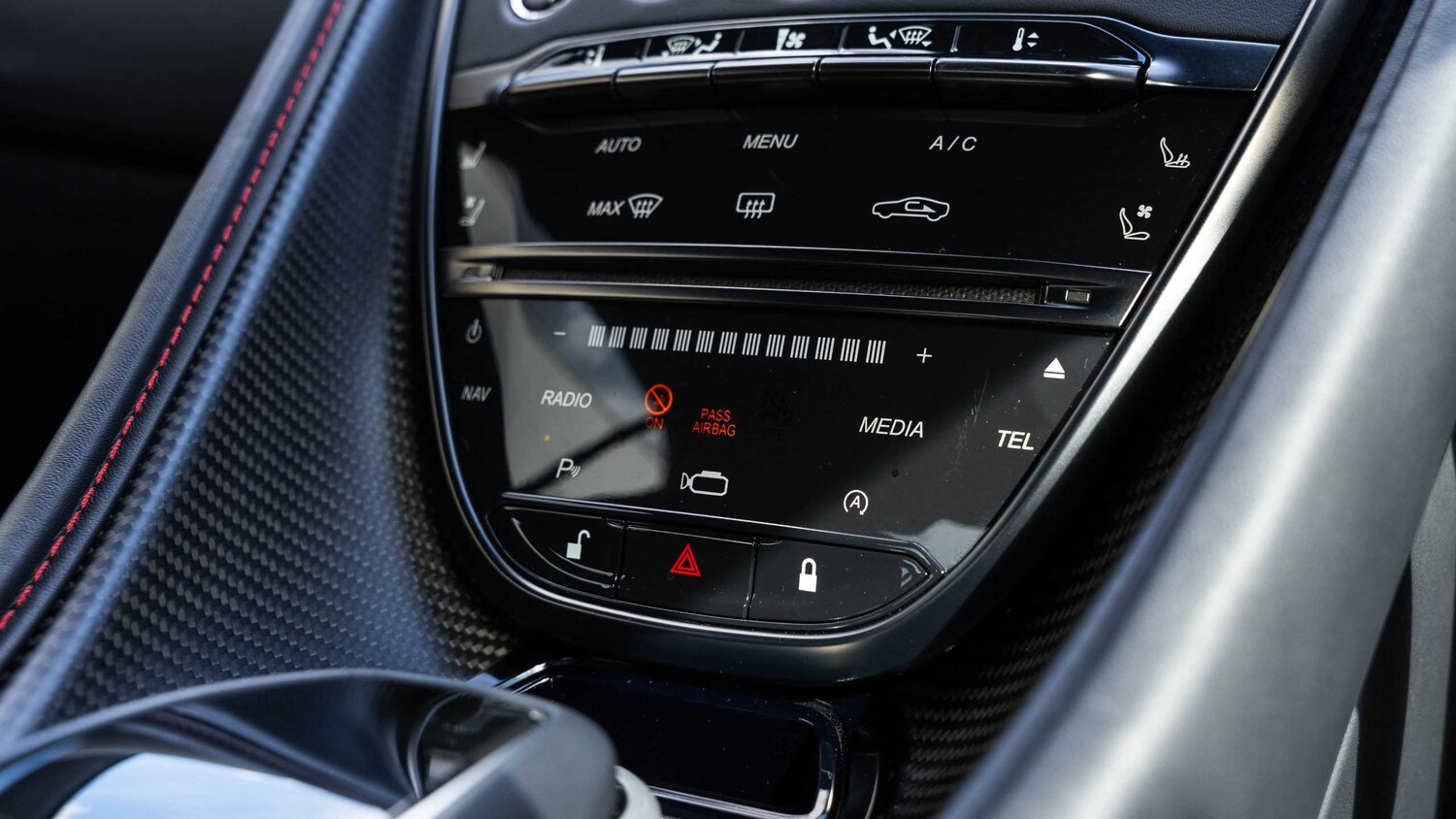 Used Aston Martin DBS 2022 for sale - 78089562: Photo 19