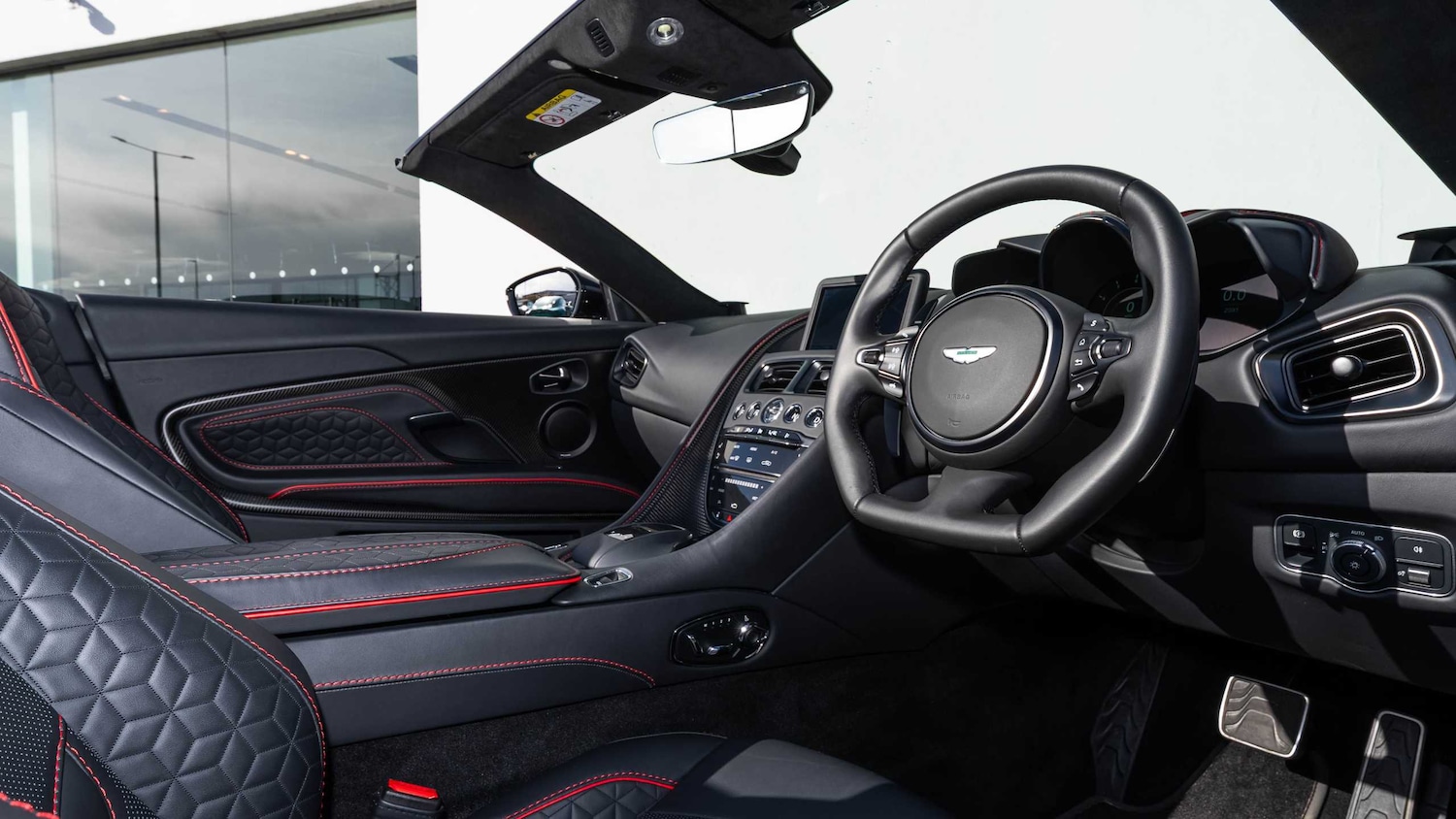 Used Aston Martin DBS 2022 for sale - 78089562: Photo 3