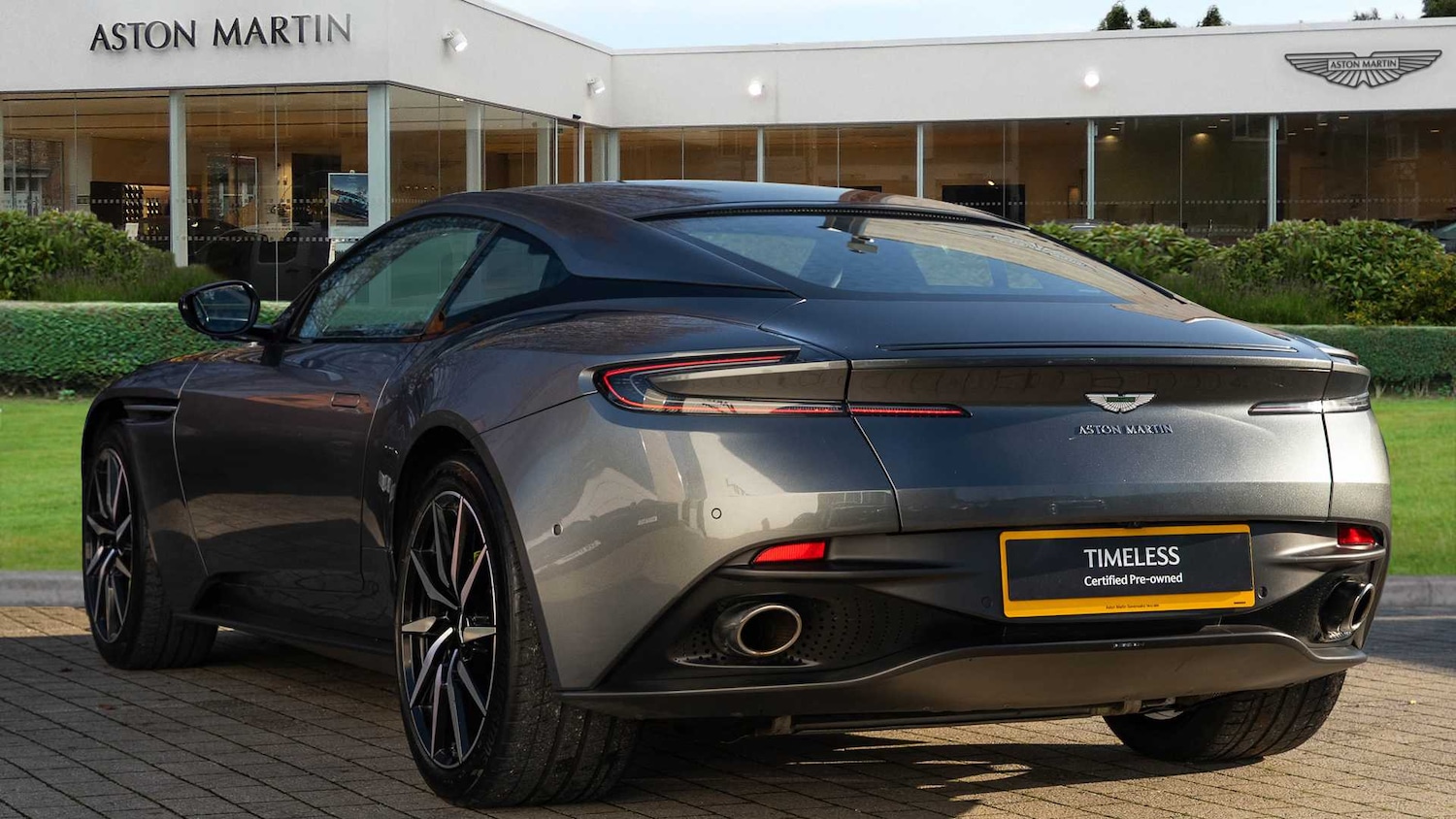 Used Aston Martin DB11 2019 for sale - 76842825: Photo 2