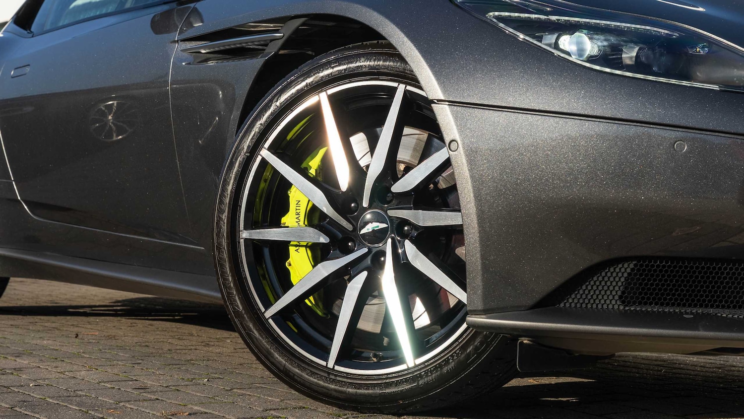 Used Aston Martin DB11 2019 for sale - 76842825: Photo 4